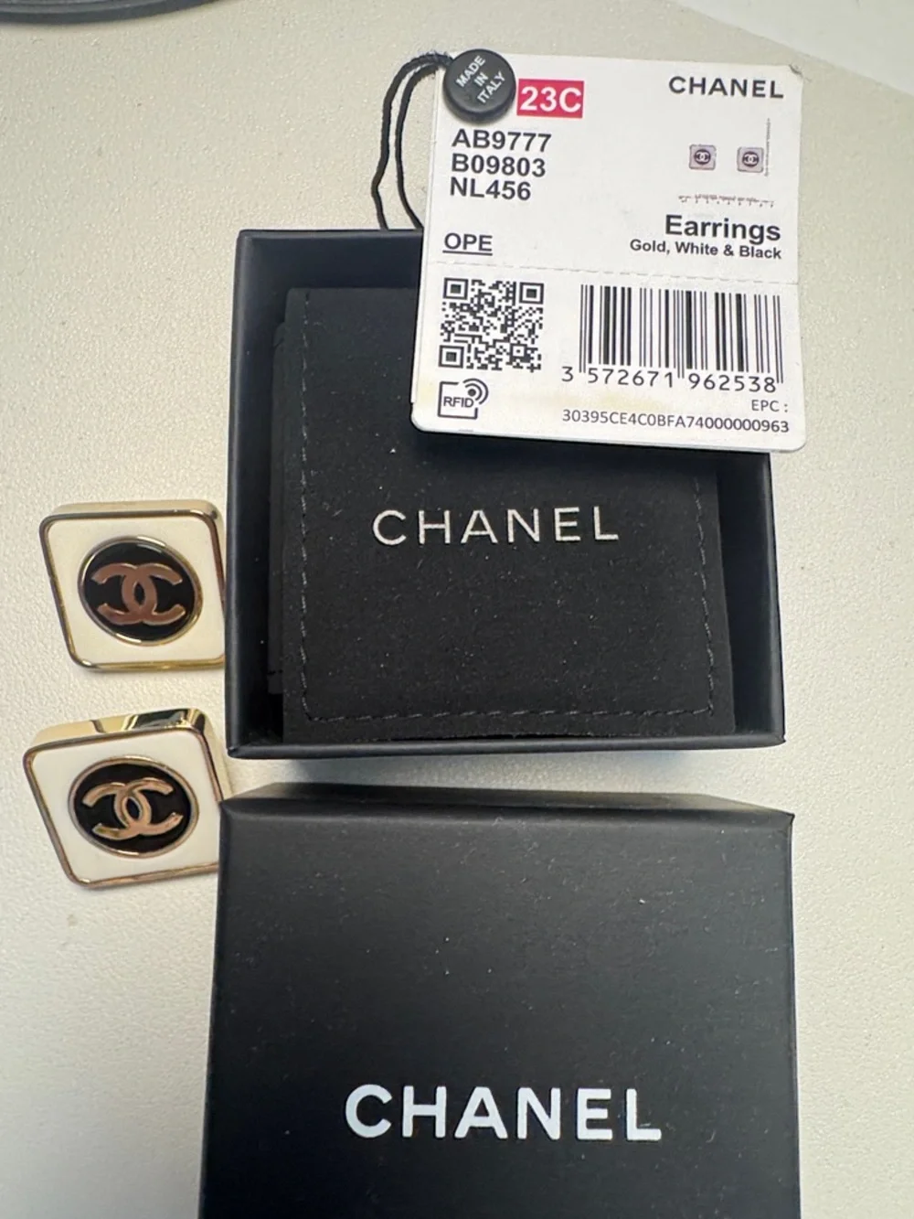 CHANEL Gold-Tone Black & White CC Square EARRINGS- 100% AUTHENTIC - Picture 6 of 6